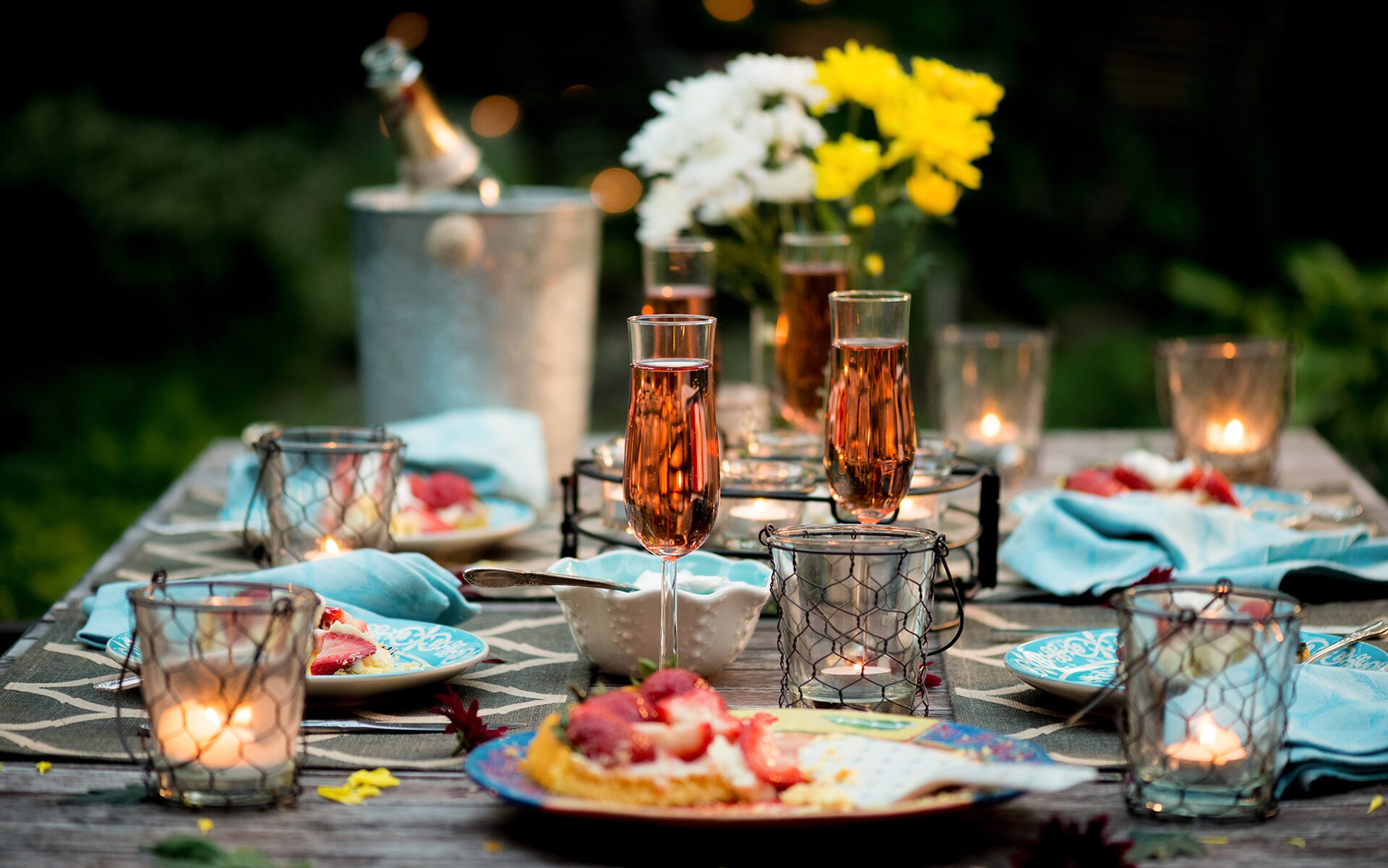 dinner outiside by candlelight - Celebrate your reunions in style!